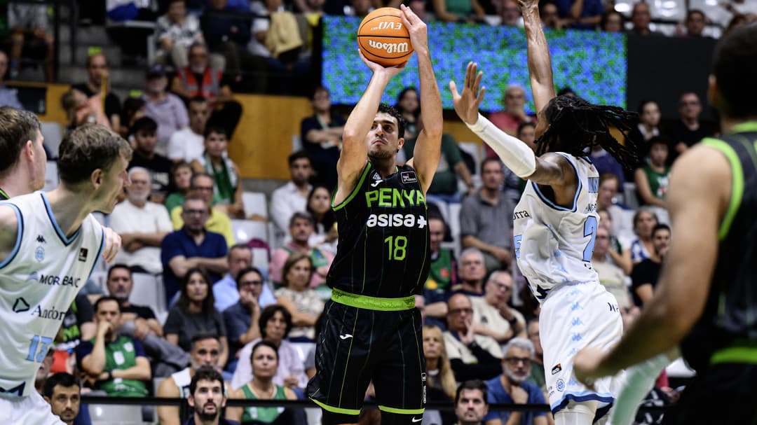 Álex Reyes apunta y dispara desde el perímetro.