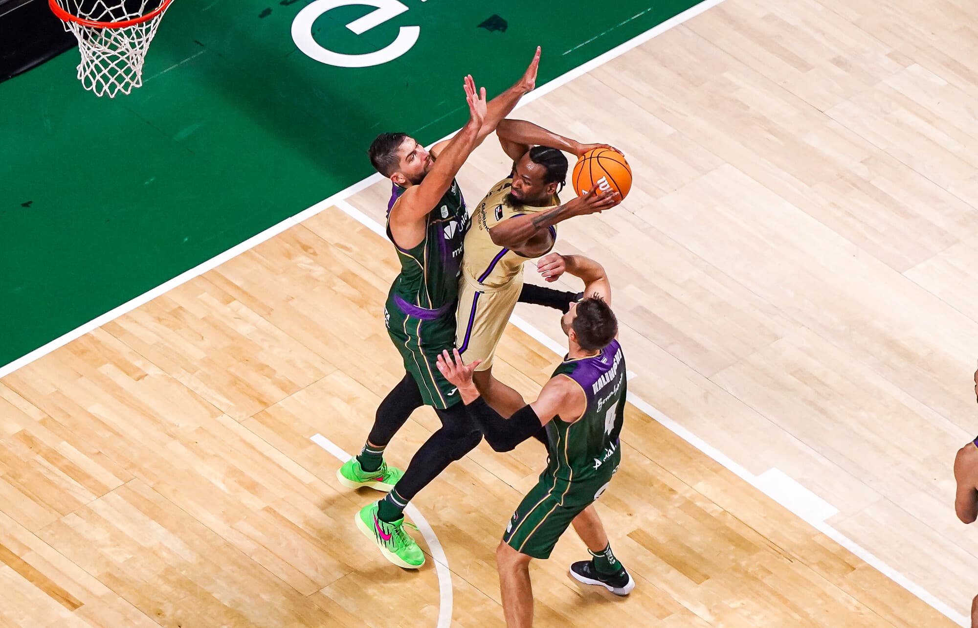 Punter, entre dos defensores del Unicaja