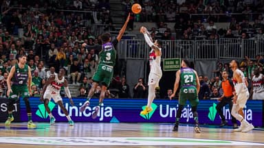 Markus Howard tirando el triple ganador en la victoria de Kosner Baskonia frente Unicaja