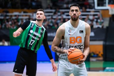 Juan Fernández en el tiro libre