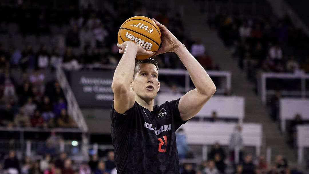 Luka Bozic lanza un tiro libre