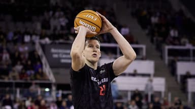 Luka Bozic lanza un tiro libre