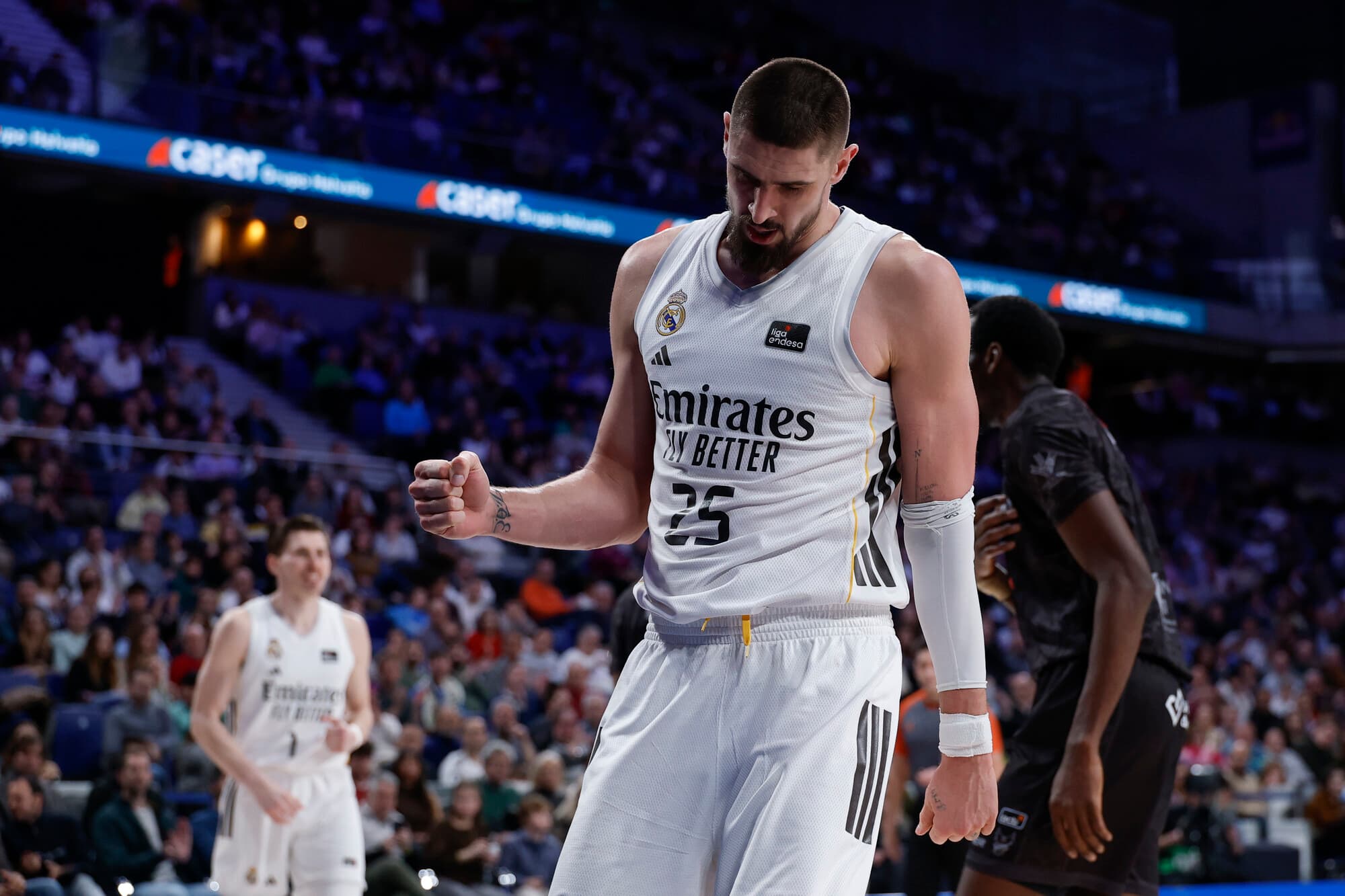 Alex Len celebra una canasta