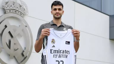 Ömer Yurtseven posando con la camiseta del Real Madrid