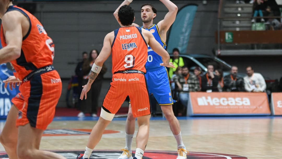 Lance de juego del encuentro entre Leyma Coruña y Movistar Estudiantes