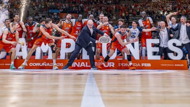 Basket Coruña levantando el trofeo de la F4
