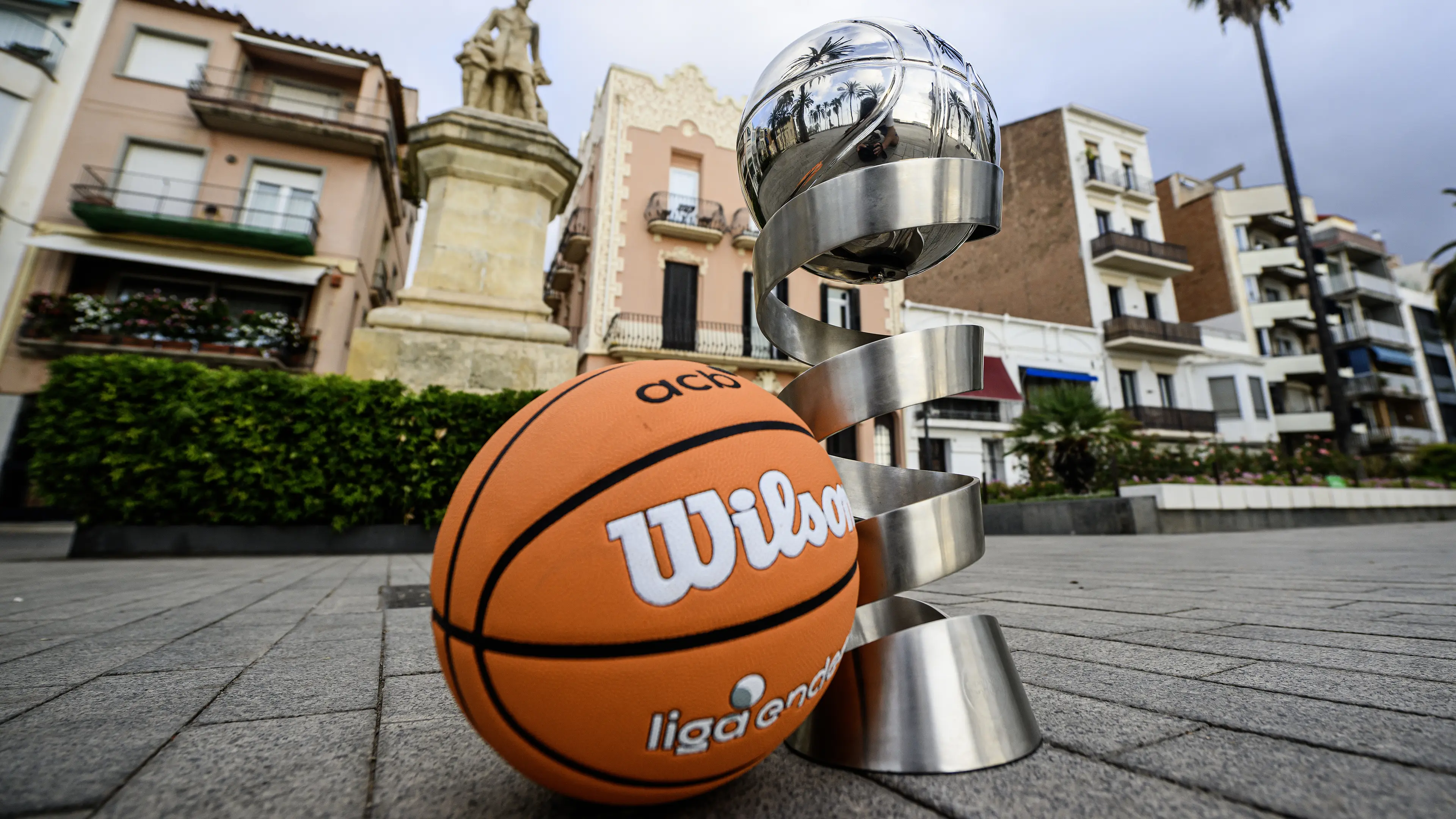 El trofeo de Supercopa Endesa en el paseo marítimo de Badalona