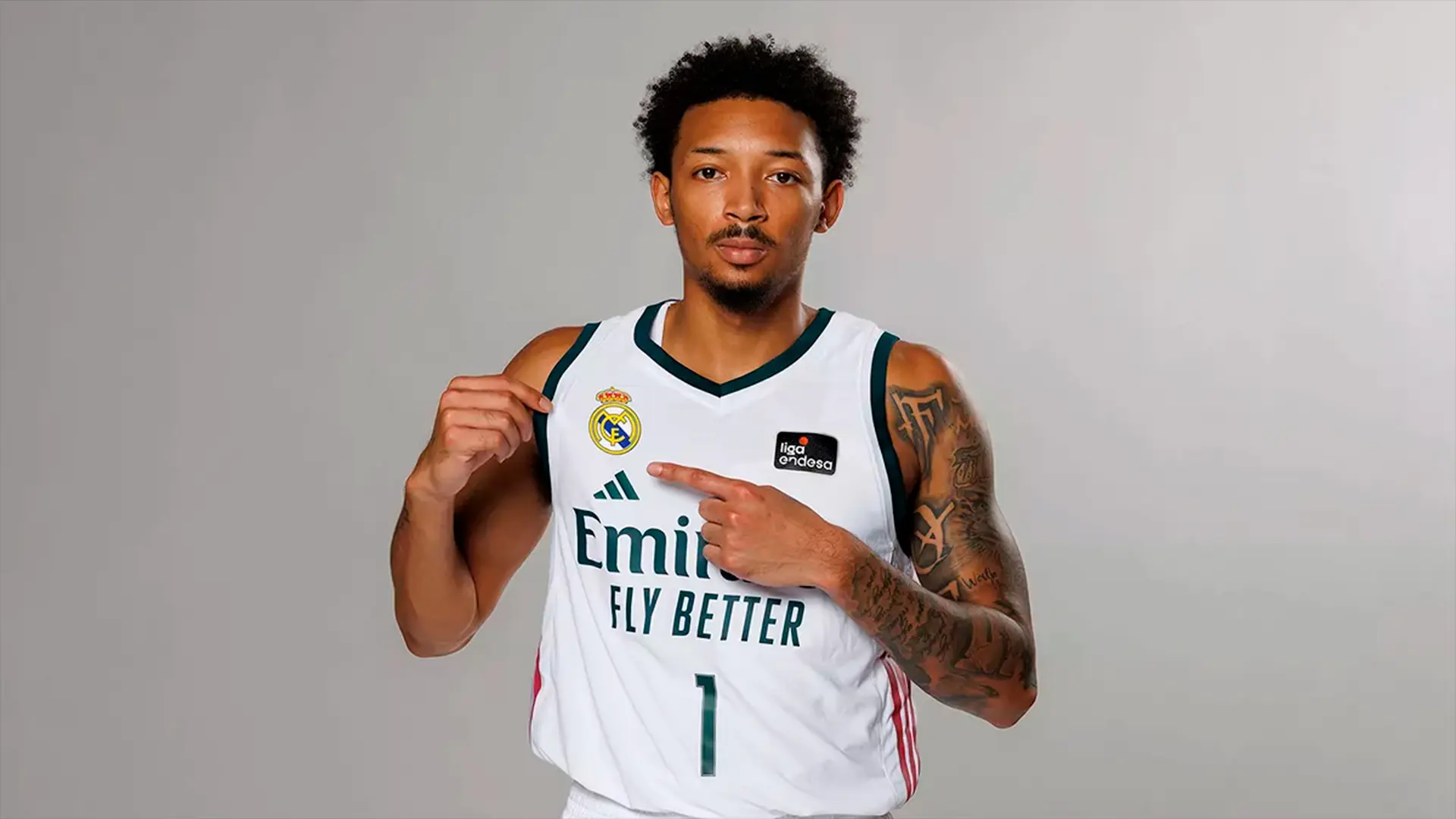 Nick Smith Jr. posa con la camiseta del Real Madrid