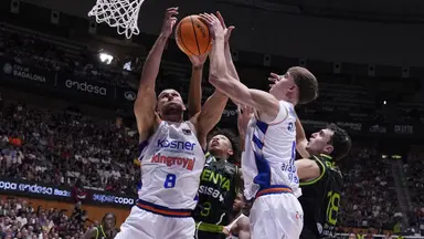 Joskimovic pelea el rebote entre una maraña de brazos.