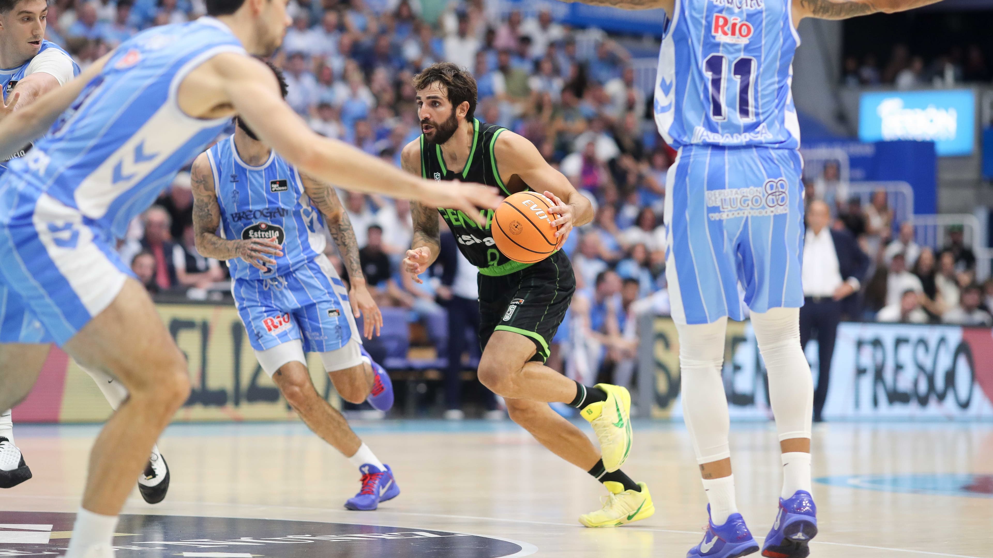 Ricky Rubio, ante la defensa del Río Breogán