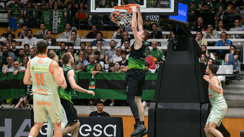 Una Penya sideral culmina su órdago y ya espera en semis