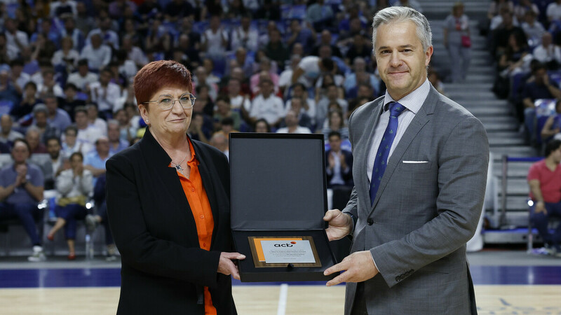 La acb homenajea a Elena Mendaña
