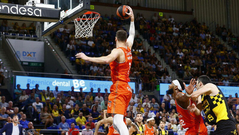 El Valencia Basket más coral hace piña en La Laguna