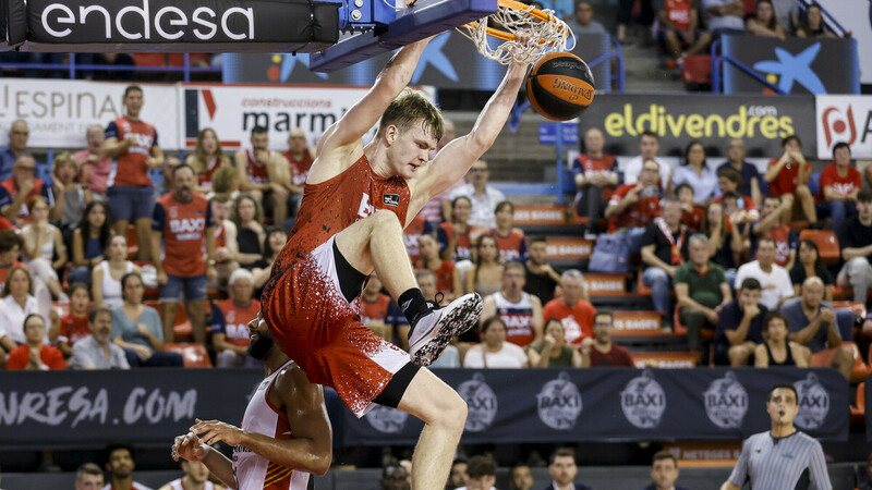 El BAXI Manresa sonríe tras un duelo que se le hizo largo (81-75)