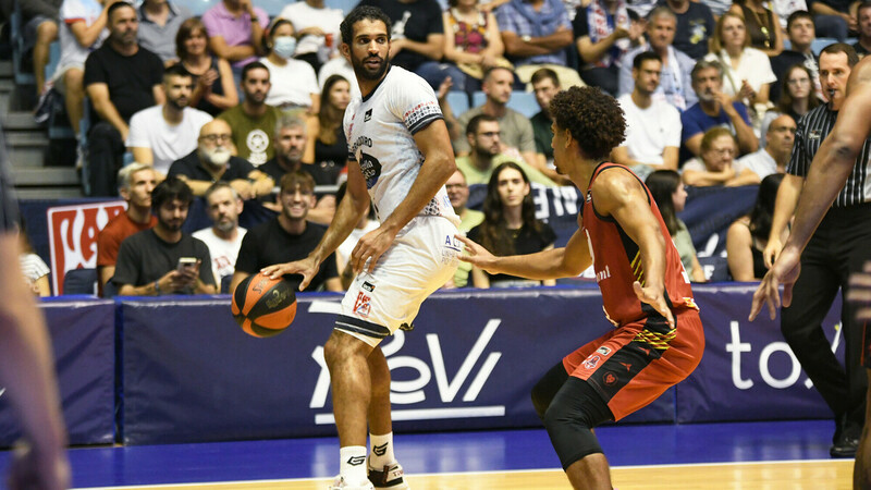 Un fantastico tercer cuarto le da la victoria al Monbus Obradoiro (80-72)