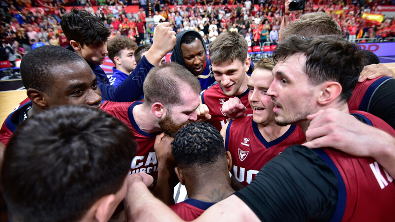 El UCAM Murcia sueña tras otra fiesta con el Barça como víctima (81-73)