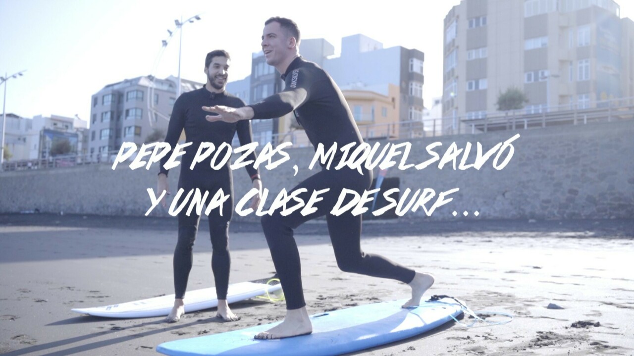 Pepe Pozas, Miquel Salvó y una clase de... surf