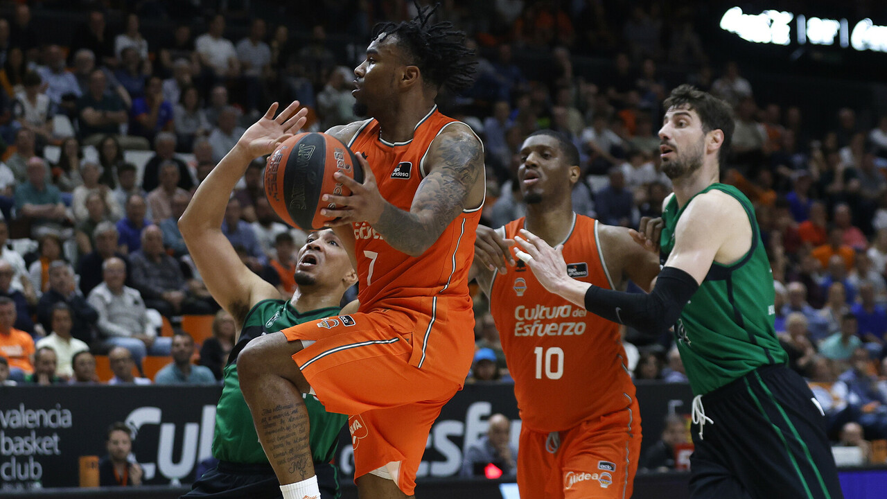 El Valencia Basket tumba a la Penya y se asegura el Playoff