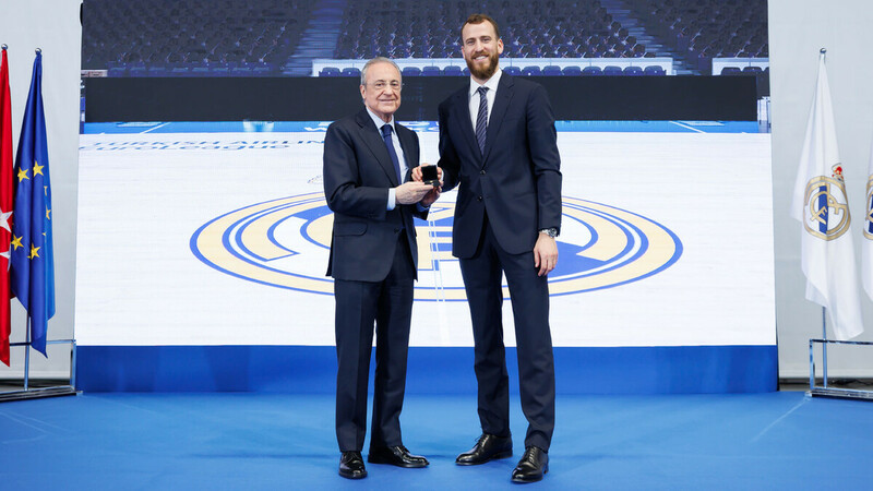 El Real Madrid rinde un emotivo homenaje a Sergio Rodríguez