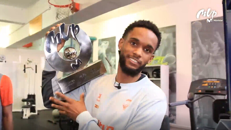 Jean Montero recibe su trofeo como MVP Movistar de marzo