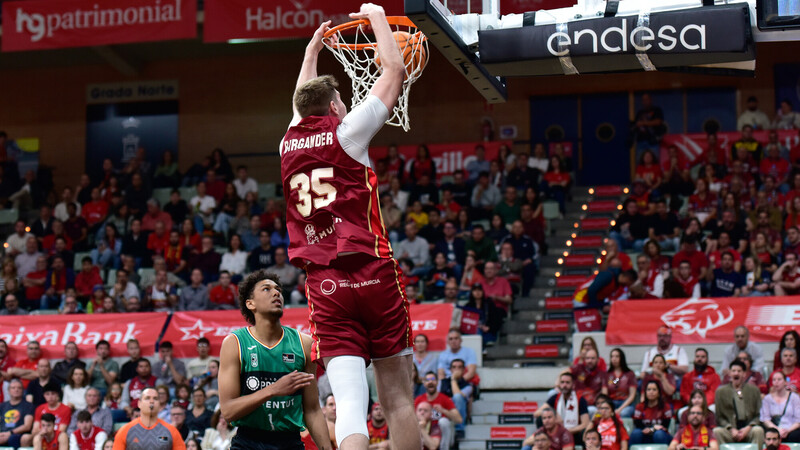 Un vendaval murciano deja helada a la Penya (100-83)