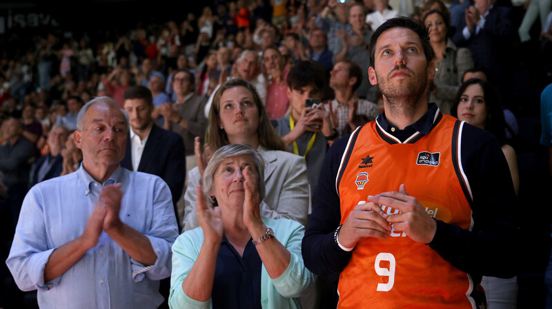 El Valencia Basket retira el dorsal de su leyenda Sam Van Rossom