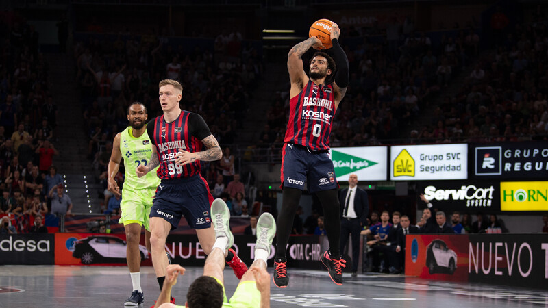 Howard destroza al Barça y abre la puerta del Playoff al Baskonia (110-98)