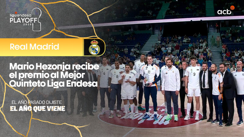 Mario Hezonja recibe el trofeo como integrante del Mejor Quinteto