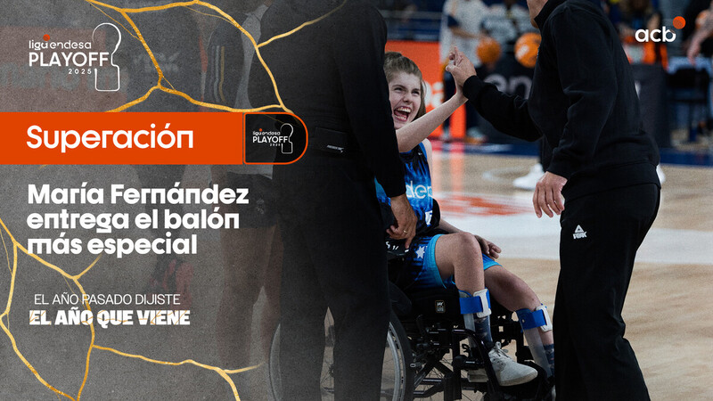 María Fernández hace entrega del balón
