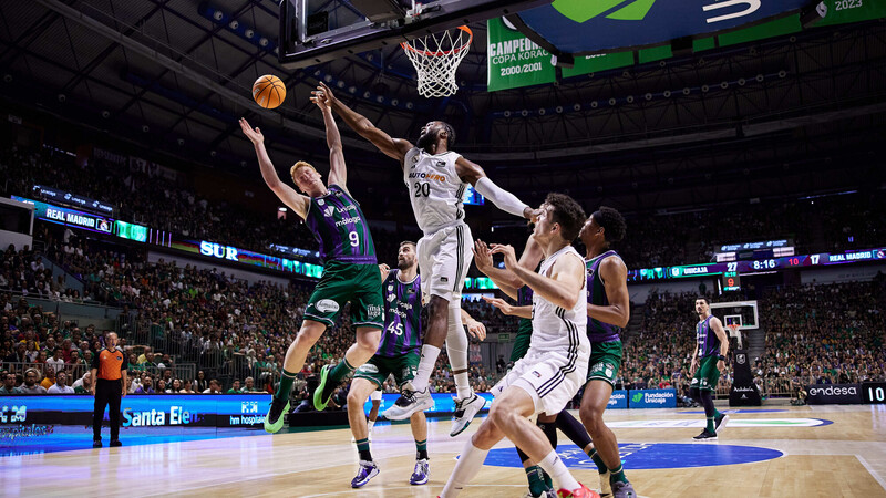 Unicaja entra en el último cuarto con 10 de ventaja: ¡En directo!