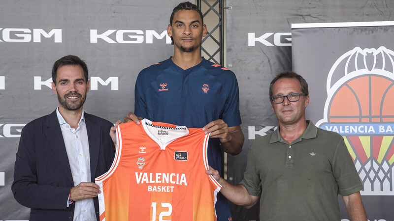 Neal Sako, presentado como nuevo jugador taronja