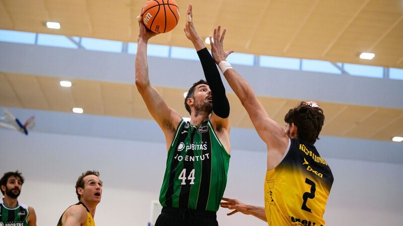 Marcelinho Huertas supera a Ricky Rubio en su reencuentro