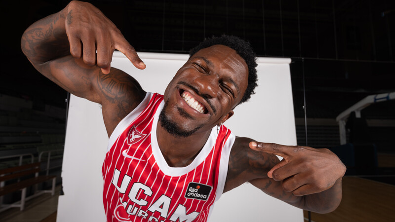 SuperManager 25-26: ¡Gana una camiseta firmada por Dylan Ennis!
