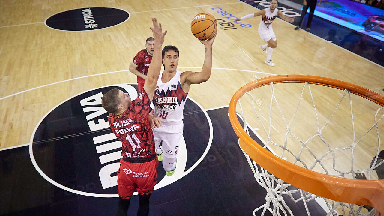 El Baskonia sabe sufrir para conquistar Granada