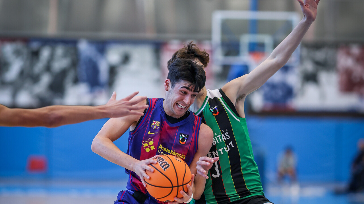 En juego: el Barça Atlètic manda al descanso del derbi catalán