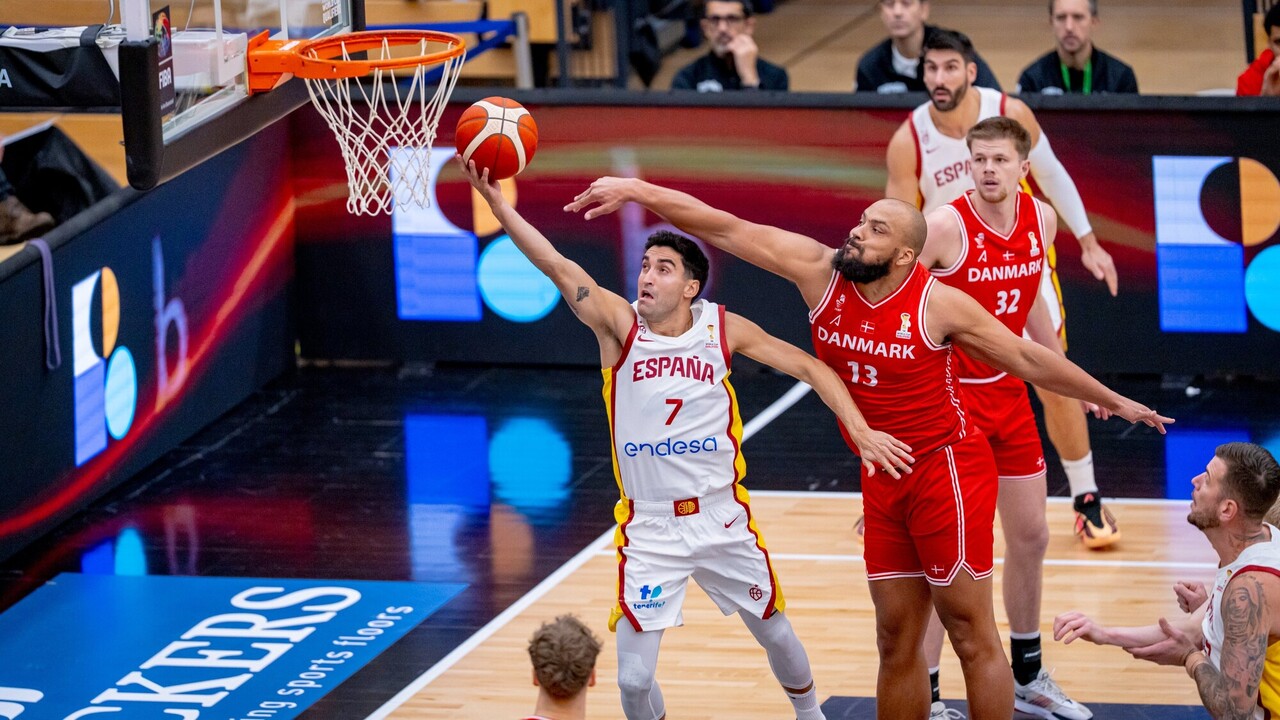 España, con 12 puntos de ventaja al descanso en Dinamarca