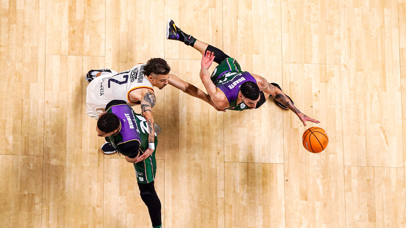 Unicaja culmina en la pr&oacute;rroga una remontada cargada de fe