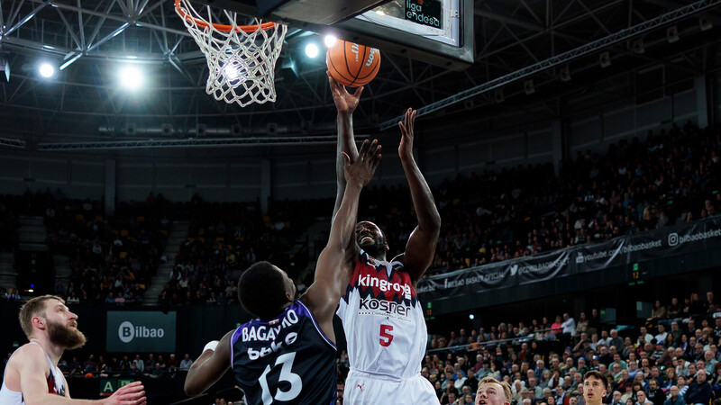 Omoruyi y Forrest decantan el derbi vasco para Kosner Baskonia