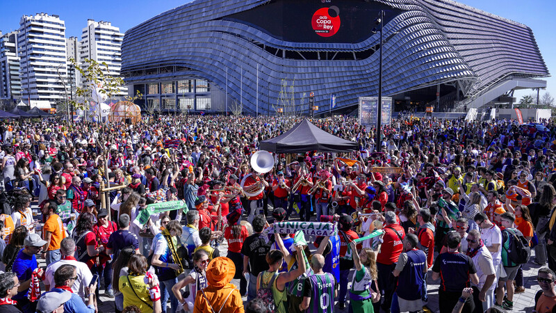 El Encuentro de aficiones colorea Valencia