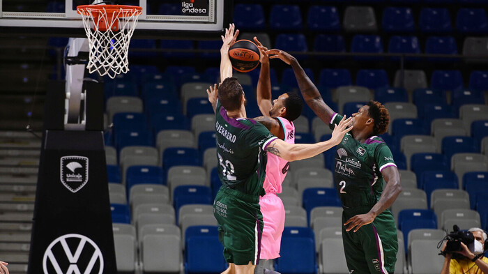 Mirotic le da al Barça la victoria ante un Unicaja aún por pulir (70-79)