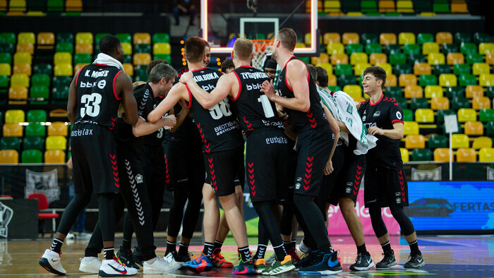 RETAbet Bilbao Basket frena al colíder y suma su primer triunfo (99-81)