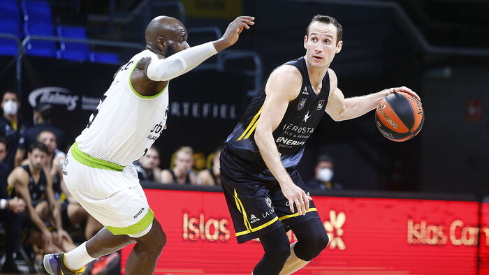 El Iberostar Tenerife sufre pero vence ante el Urbas Fuenlabrada (91-87)