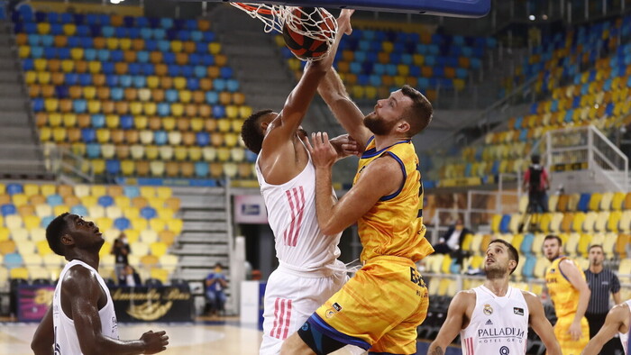 Matt Costello posteriza a Walter Tavares