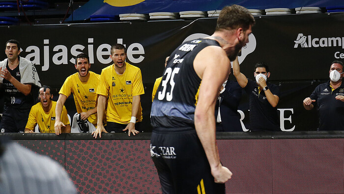 El Iberostar Tenerife colorea el derbi de aurinegro