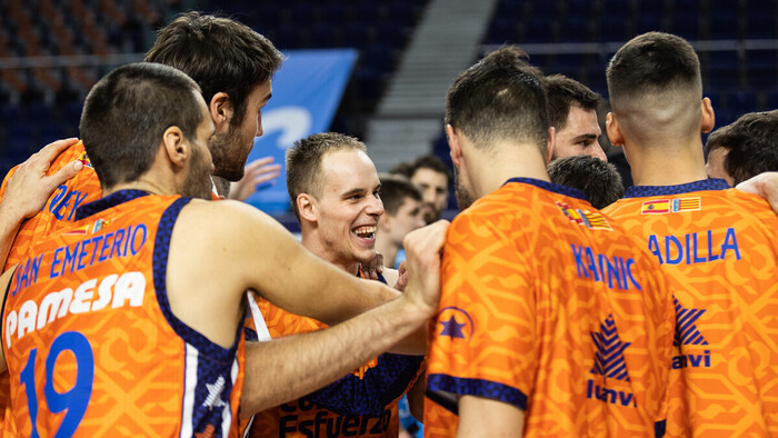 El Valencia Basket sonríe tras otro ejercicio de fe (81-86)