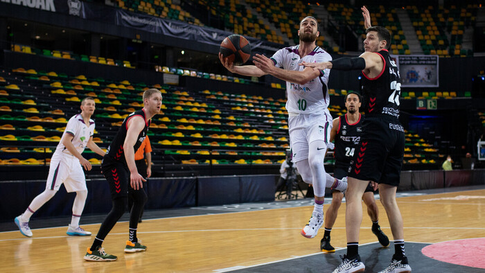 Un tridente imparable tira del Unicaja en Miribilla (75-91)