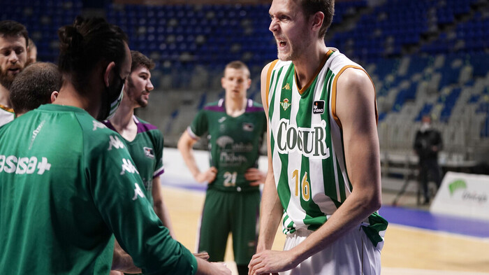Nick Spires, operado de su mano derecha