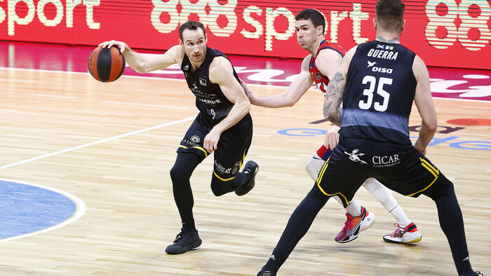 El juego interior del Iberostar Tenerife acabó con el BAXI Manresa (85-70)