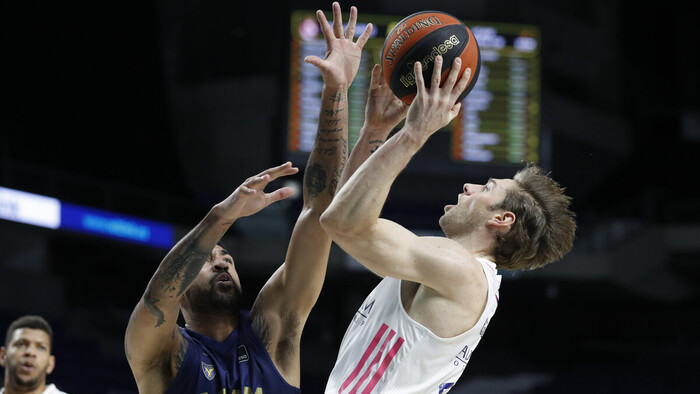 El Real Madrid, más líder a costa de un UCAM intermitente (98-87)