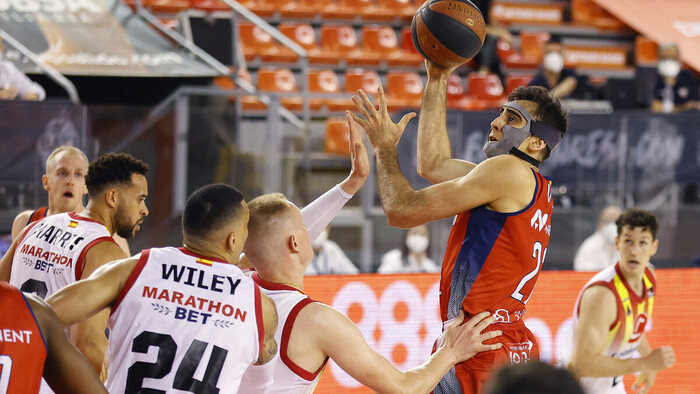 BAXI Manresa gana y mantiene vivo el sueño del playoff (92-82)